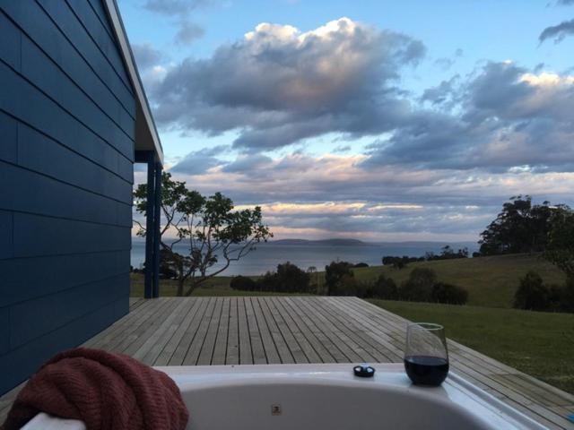 The Woolshed And Farmhouse Blue, Bruny Island Barnes Bay Bagian luar foto