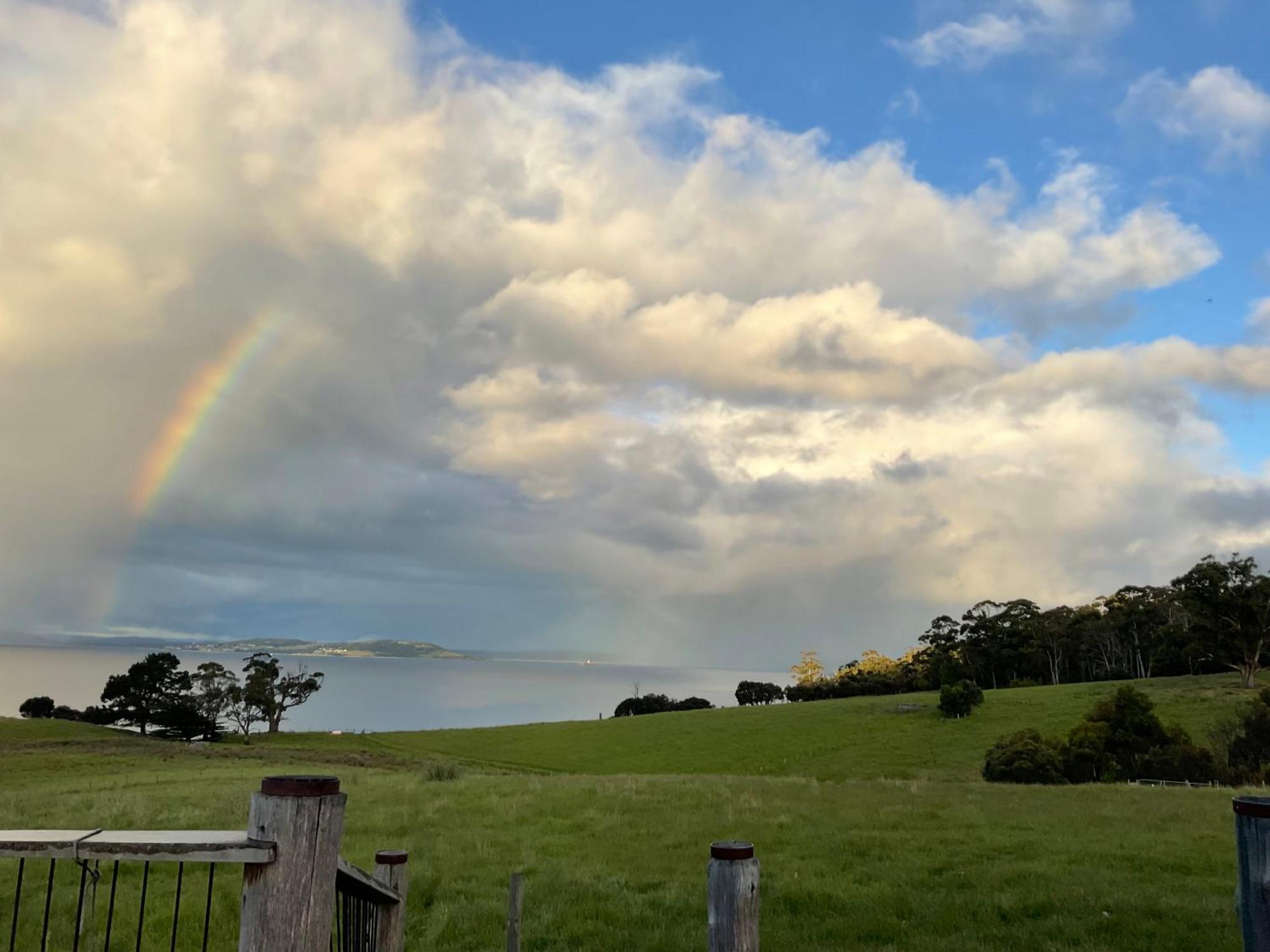 The Woolshed And Farmhouse Blue, Bruny Island Barnes Bay Bagian luar foto